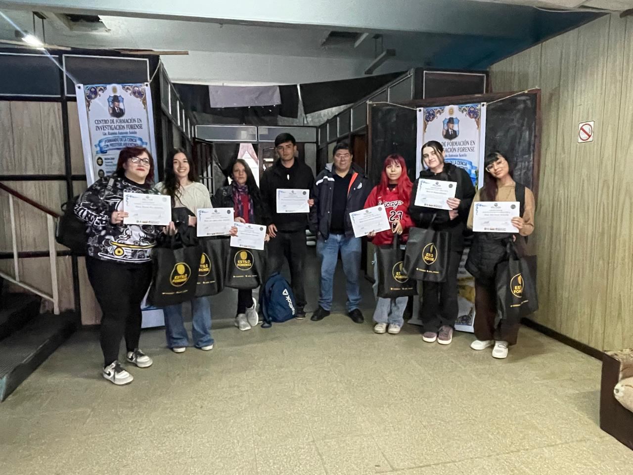 Egresados con sus certificados junto al Lic. Sotelo
